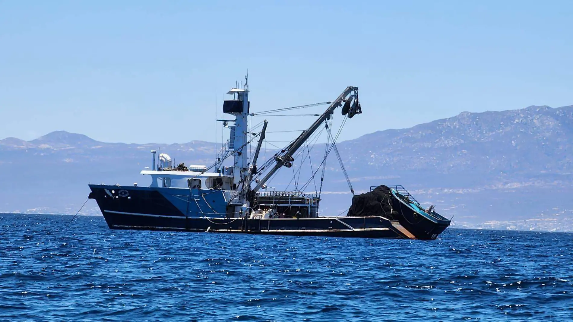 barco atunero pesca ilegal la paz 1